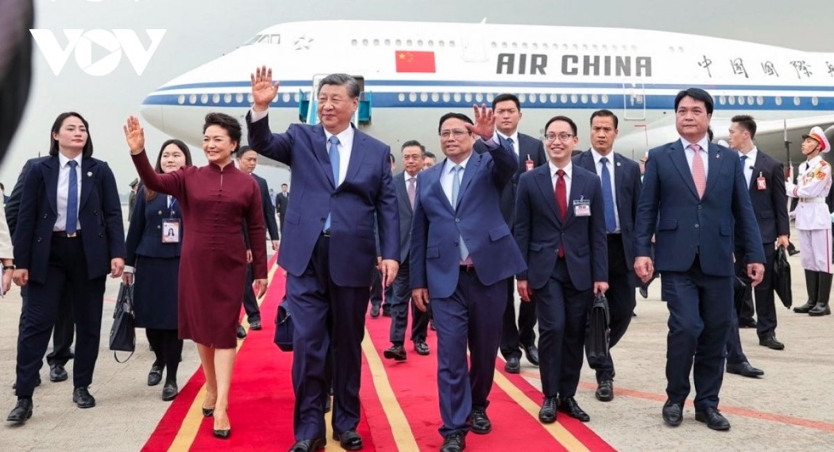 Chinese Party, State leader welcomed upon his arrival in Hanoi